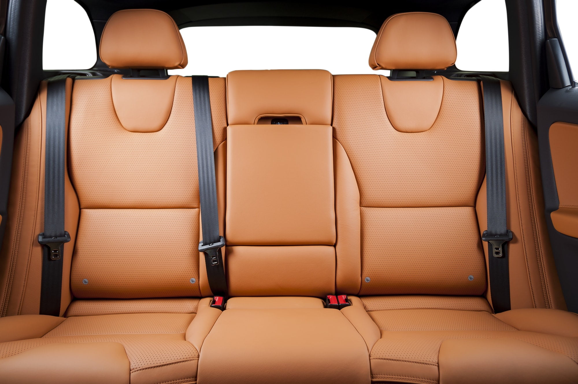 zadné sedadlá moderného luxusného auta, červený kožený interiér