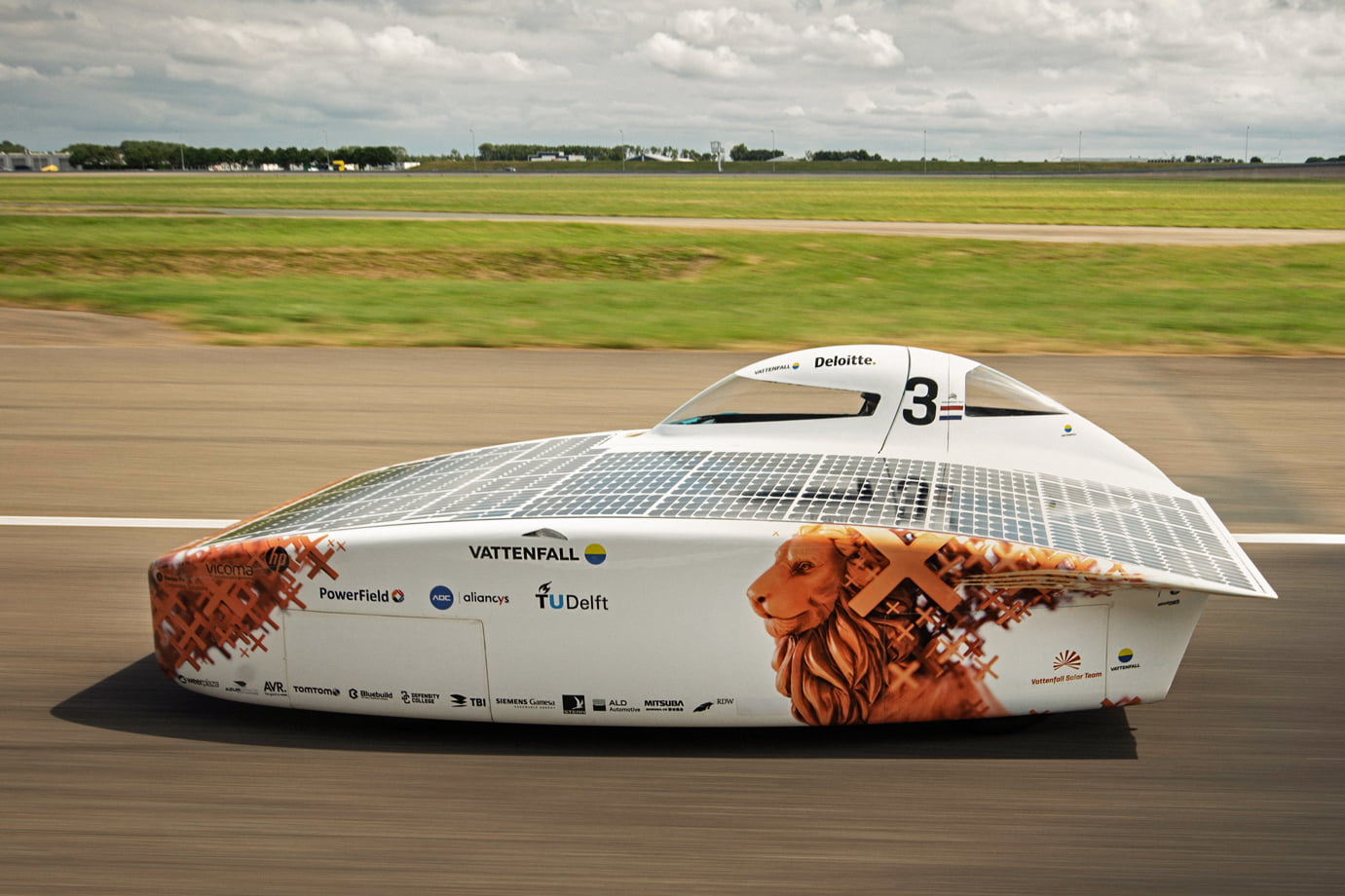 Zonneauto TU Delft ‘zeilt’ door nieuw ontwerp op wind met…