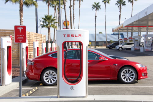 While the whole of the Netherlands is switching to electric driving, Tesla…