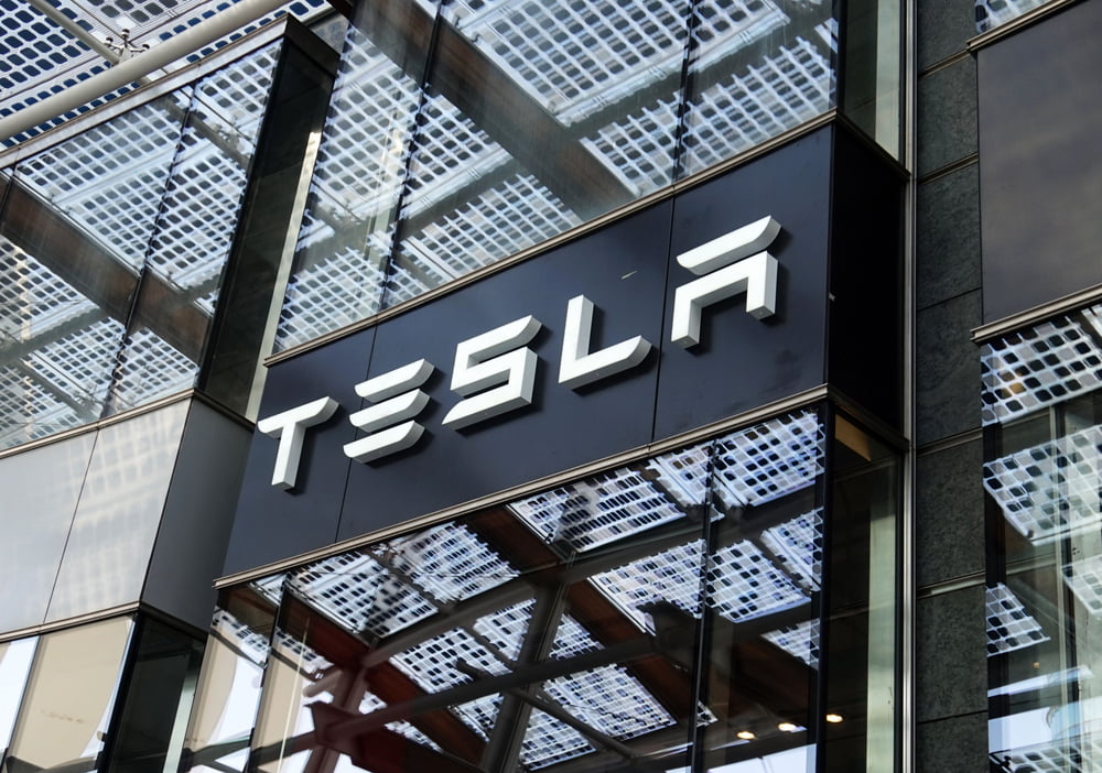 Tesla met autopilot volgend jaar volledig autonoom