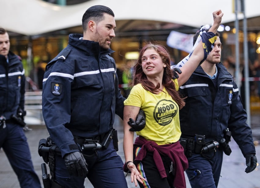 Грийнпийс протестиращ уикенд в Schiphol Plaza