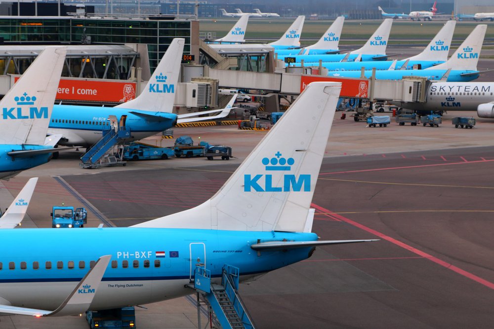 Parkera flygplan på holländska flygplatser