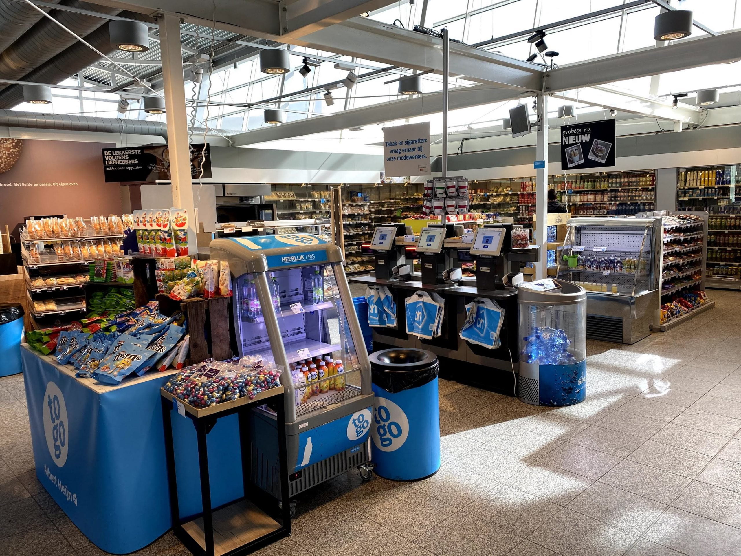Anche il supermercato dell’aeroporto di Eindhoven è deserto…