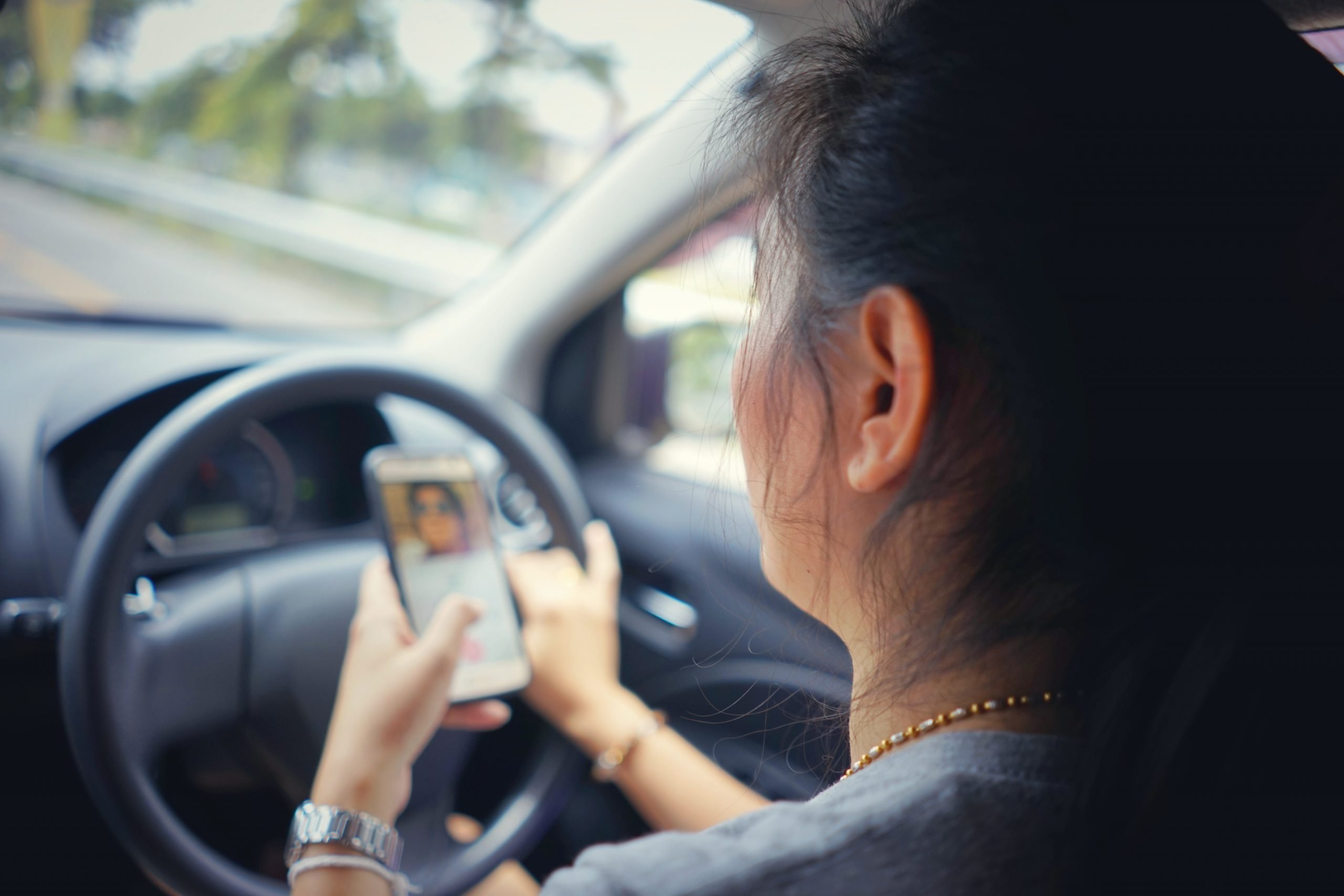 Veel bekeuringen voor smartphone gebruik tijdens rijden