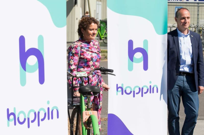 Minister Lydia Peeters z dumą przedstawia flamandzki Hoppin…
