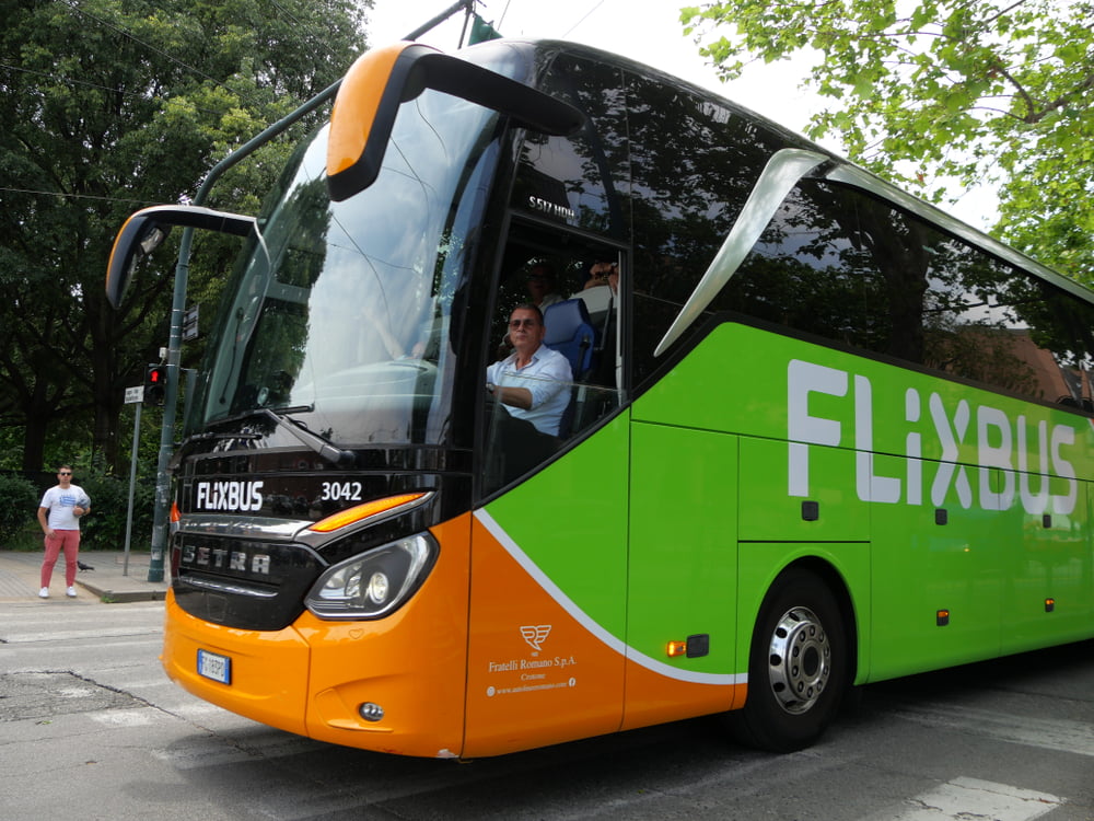 Пътуването между летище Айндховен и различни градове също е възможно с Flixbus