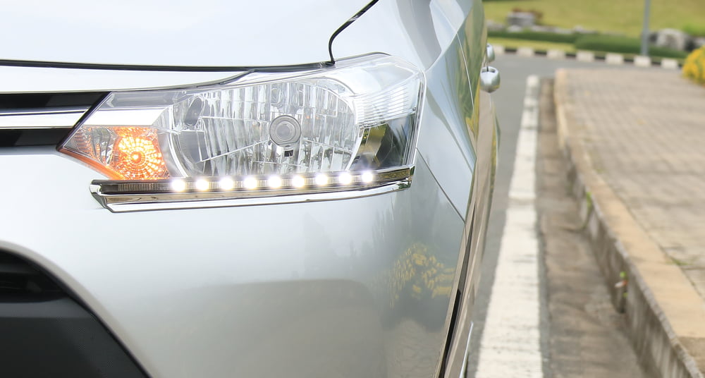 A iluminação do carro durante o dia pode levar a menos acidentes