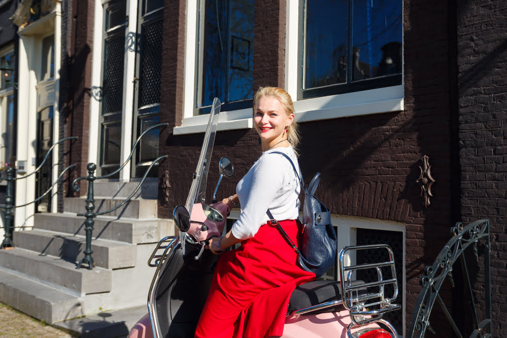 Amsterdam kontrollerar om mopedister åker på en vägbana