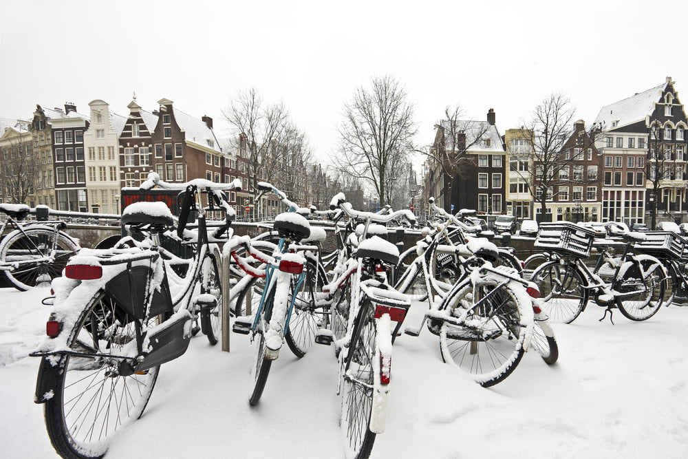 Biciclette di Amsterdam nella neve