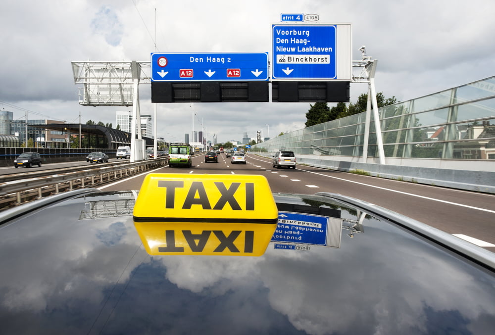 taxi op weg naar Den Haag