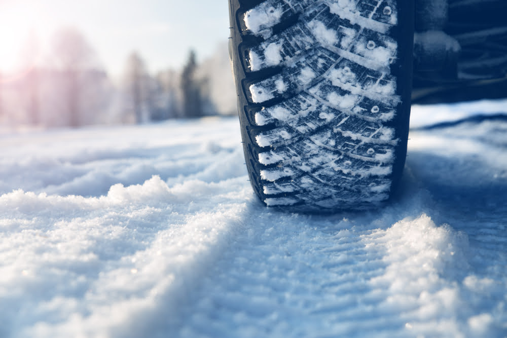 Corra com pneus de inverno devido às condições climáticas