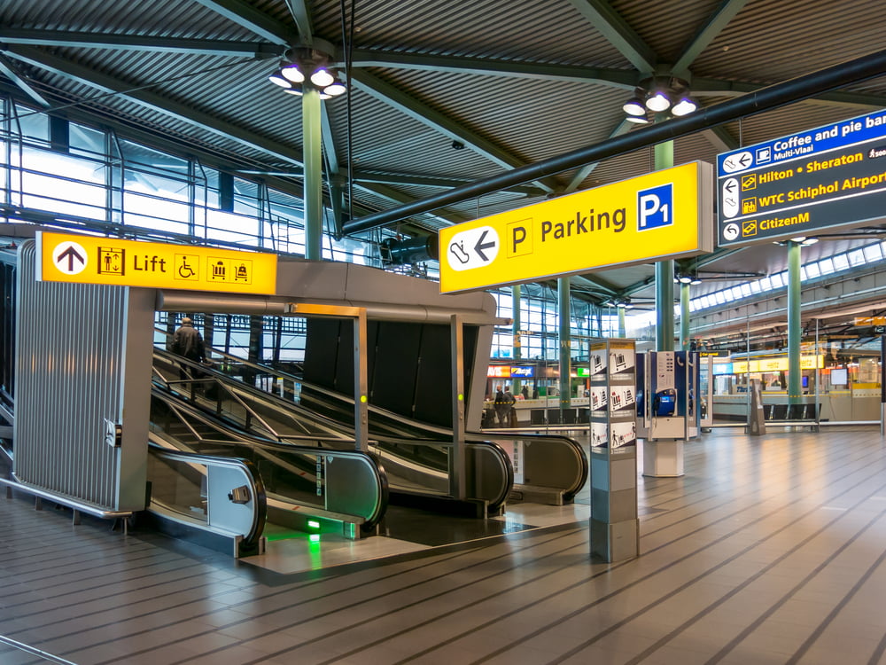 Test kontaktløs betaling av parkeringskostnader på Schiphol