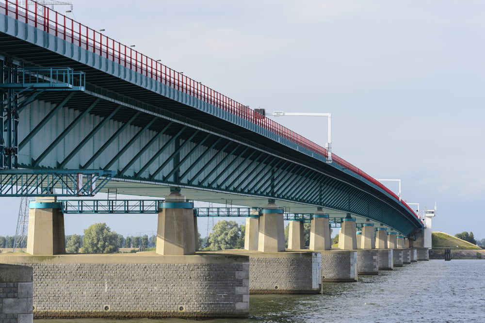 Haringvlietbrug in de A29 grotendeels dicht