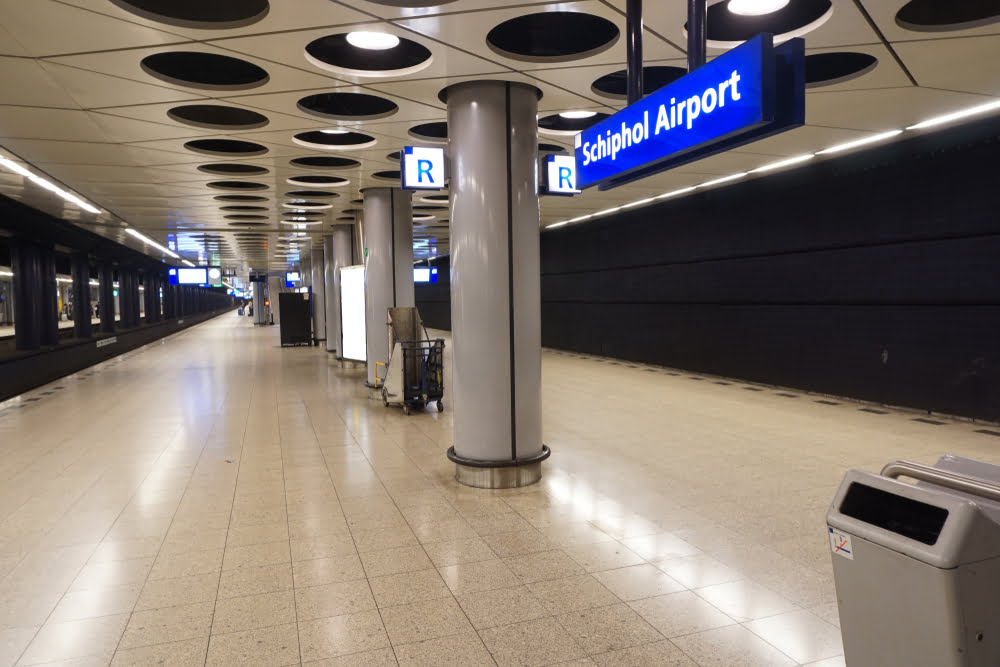 Les voyageurs prêtent attention aux ajustements des voies et des gares à Schiphol