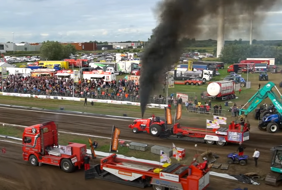 Tracteur tirant sous le feu en raison des émissions de CO2