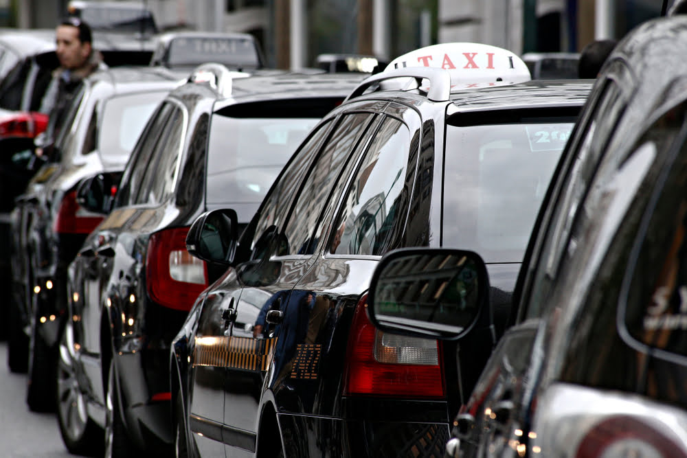 Le gouvernement approuve les décrets d'application de l'ordonnance sur les taxis