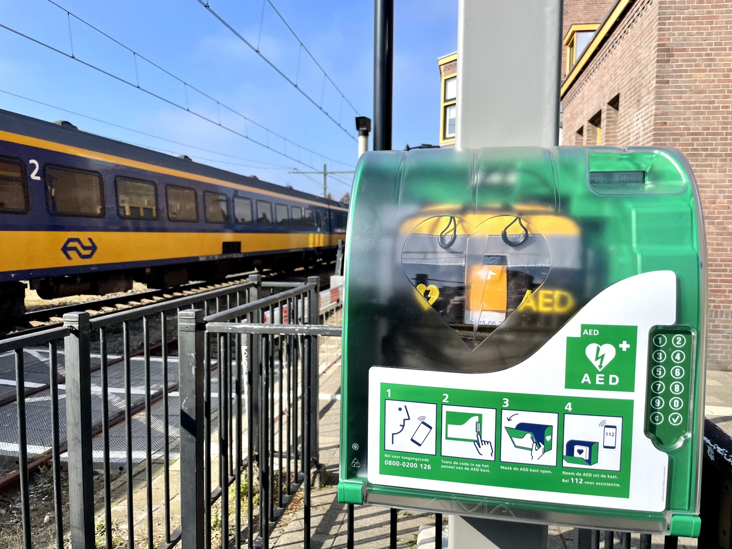 More and more stations in the Netherlands equipped with AED