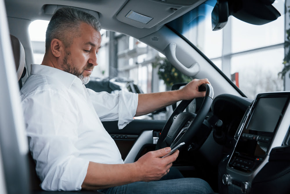 Bruk av smarttelefon bak rattet resulterer nå i kjøreforbud
