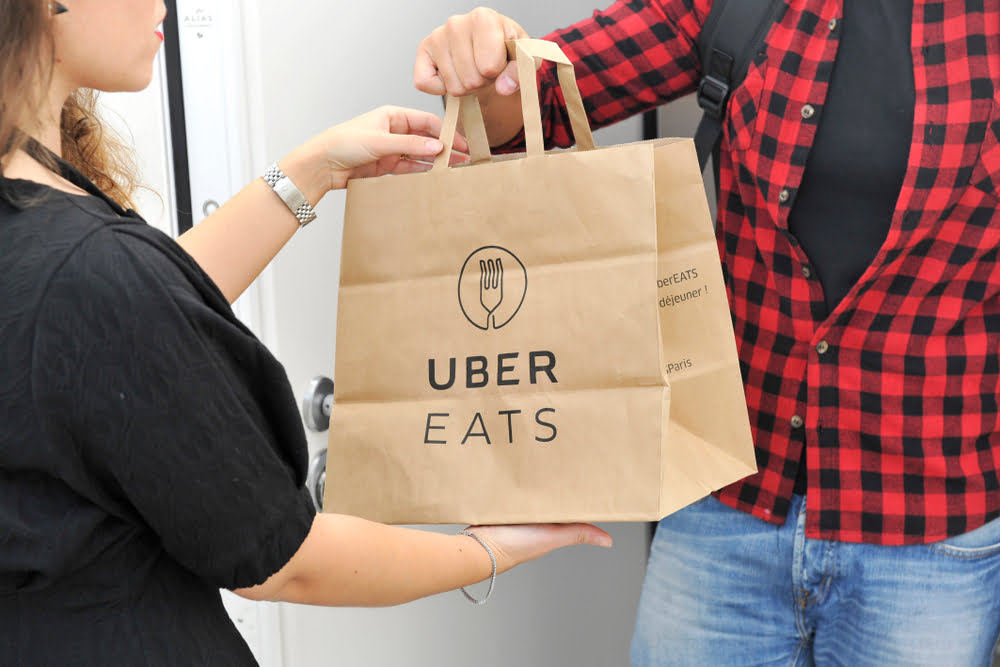 A empresa de entrega de táxis e refeições Uber permite que os clientes encomendem maconha