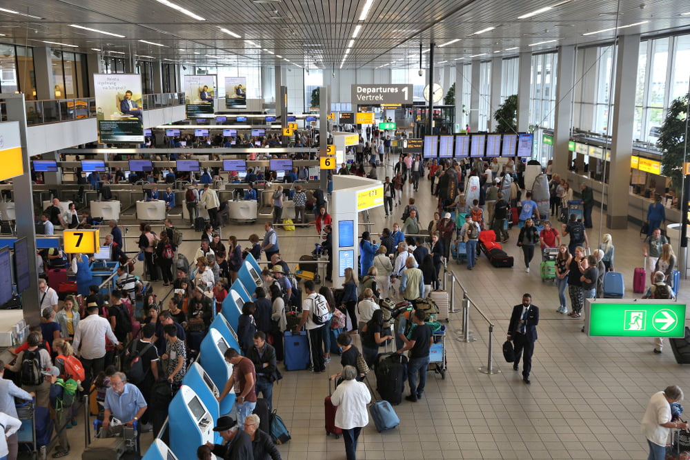 Stress og lange køer på Schiphol endnu ikke løst