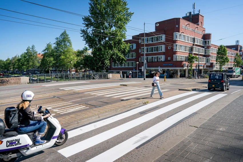 Earste 'winged zebra crossing' yn Amsterdam