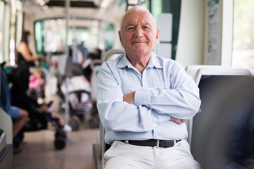 Transport public gratuit pentru pensionari
