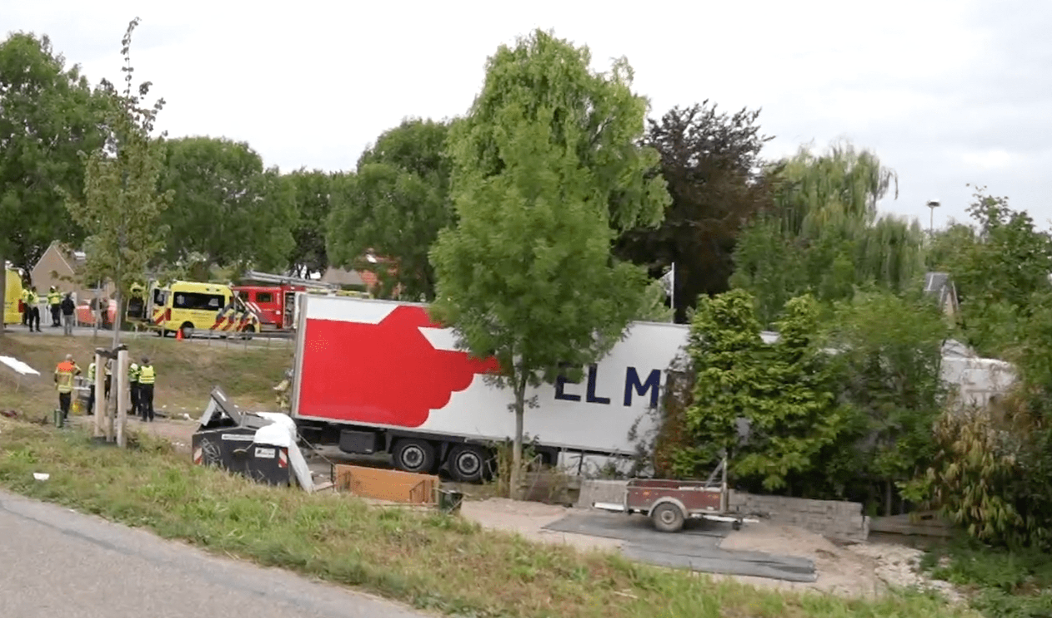 Vrachtwagen rijdt van dijk in Nieuw-Beijerland