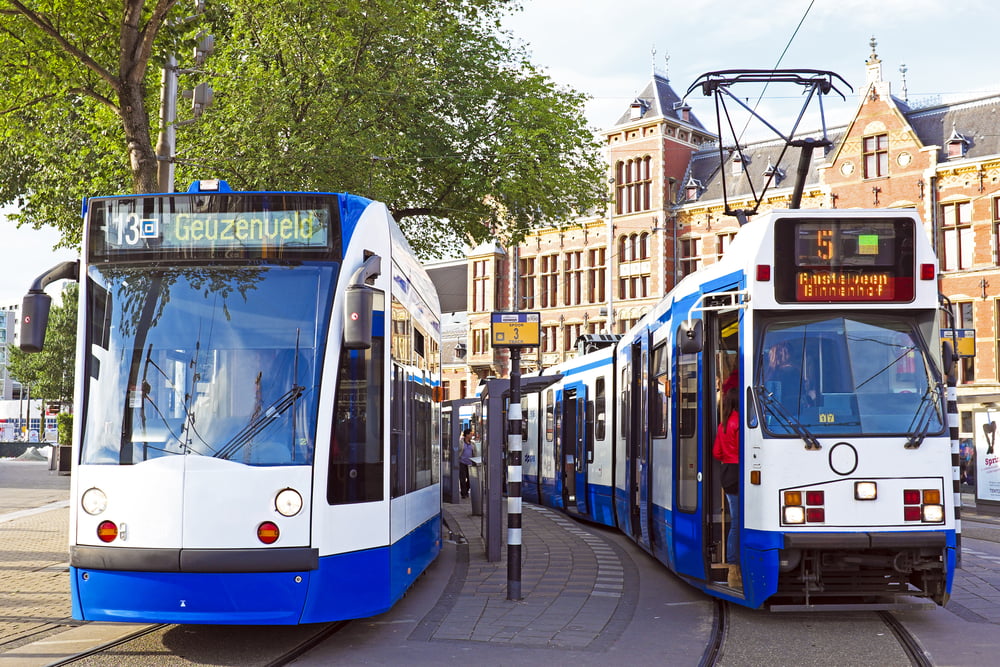 La municipalité d’Amsterdam préférerait que les bus et les tramways circulent moins…