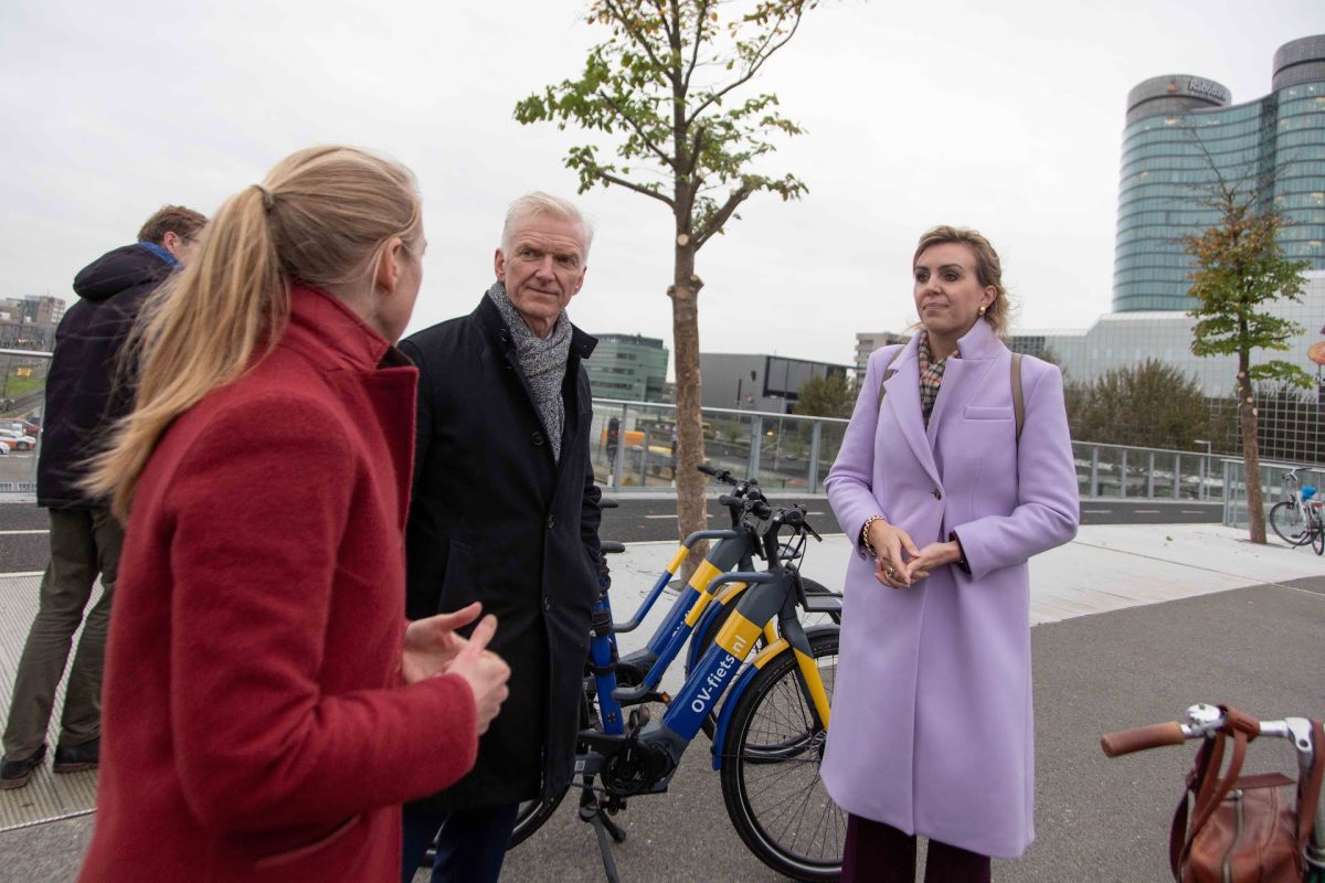 Staatssecretaris Heijnen fietst langs fietsprojecten