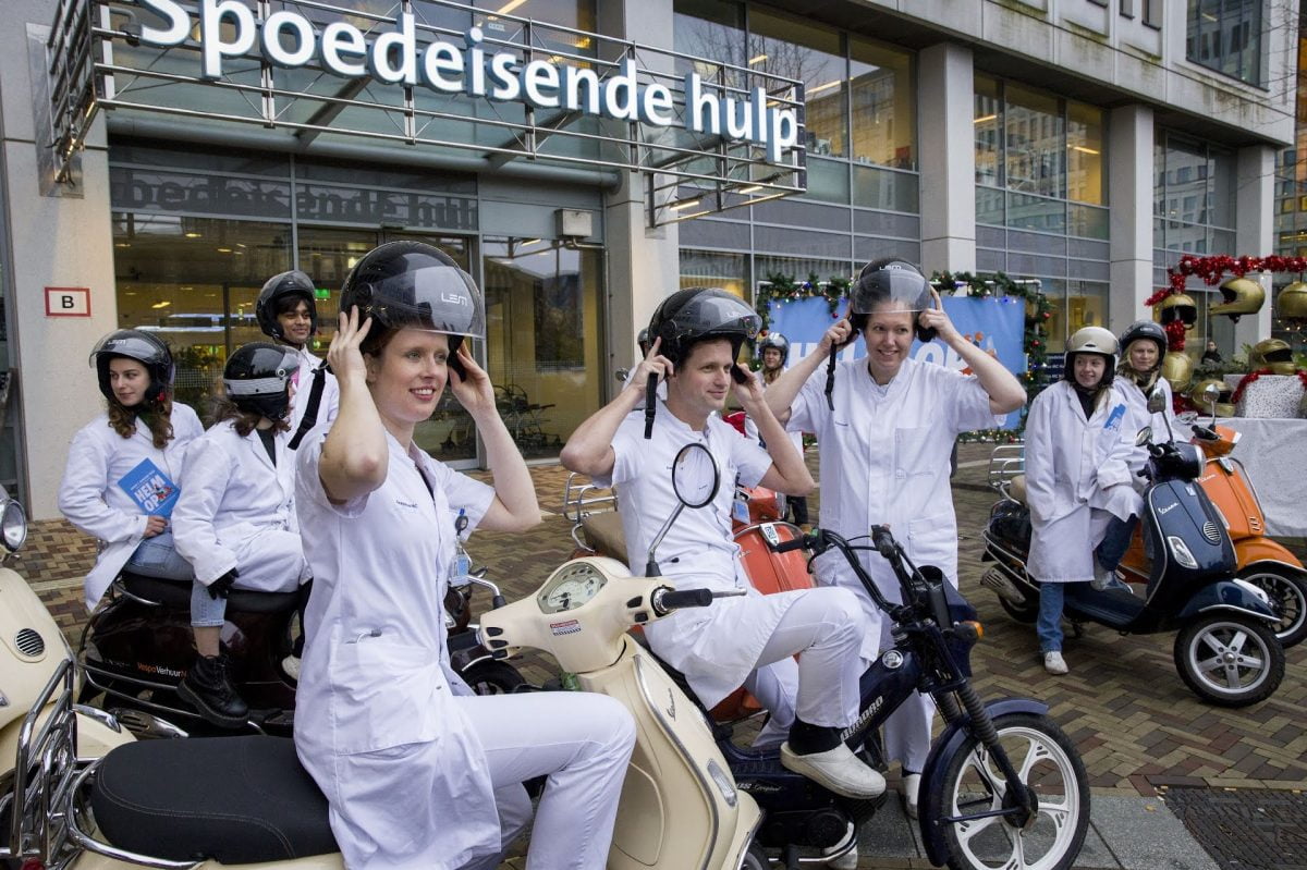 Médicos em ciclomotores chamam atenção para obrigatoriedade do uso de capacete