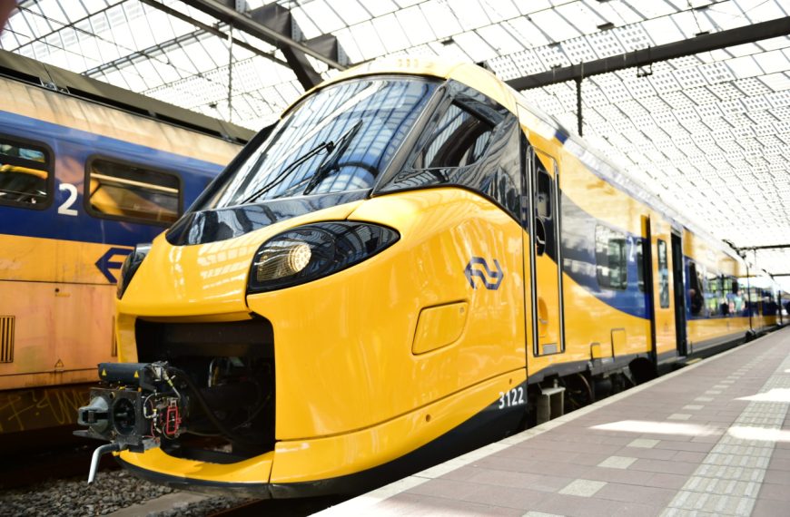 W poniedziałek rano w godzinach szczytu bez pociągów w Amsterdamie i okolicach wielu podróżnych…