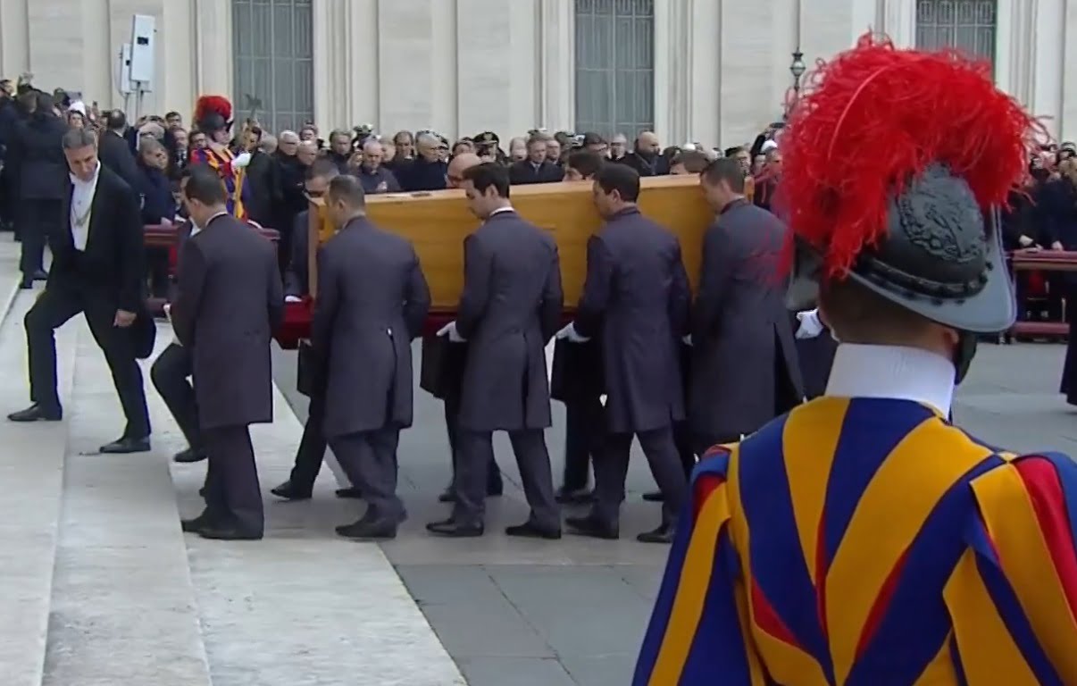 Publiek nam afscheid van voormalig paus Benedictus – PITANE.BLUE