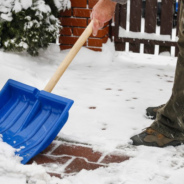 Door sneeuw uitglijden op de stoep, maar wie is aansprakelijk?