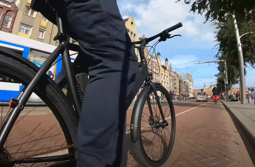 Eksperymentalna ścieżka rowerowa z poradami dotyczącymi prędkości w Amsterdamie