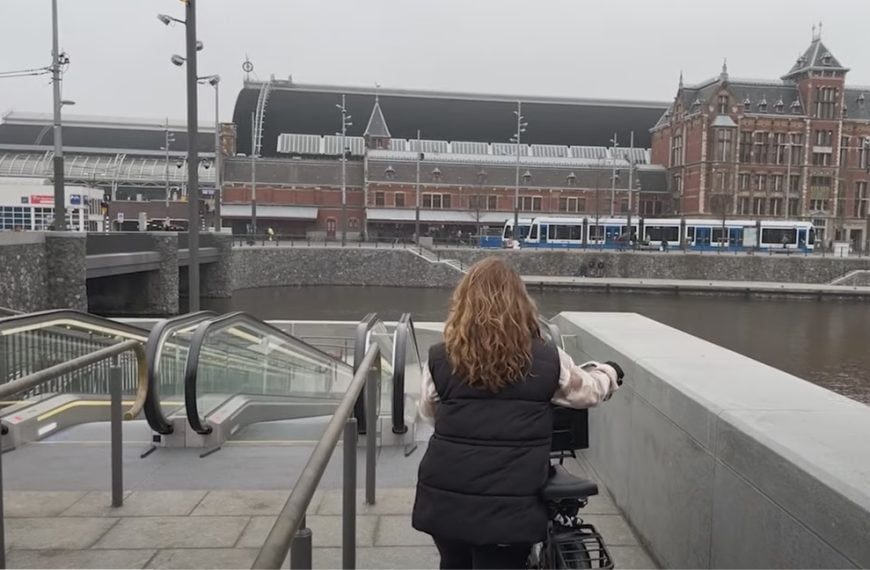 Undervattens cykelskjul byggt i Amsterdam