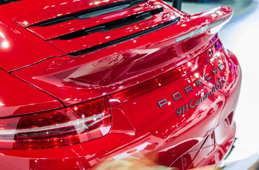 E-bränsleönskemål från tyska lyxmärket Porsche och italienska...