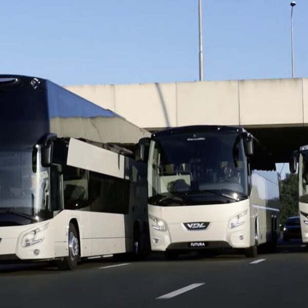 Economie: nieuwe toekomst voor busbouwer Van Hool na overname door VDL