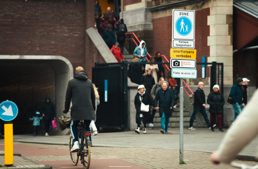 Swapfiets poskytuje Amsterdamu zábavné dopravné značky