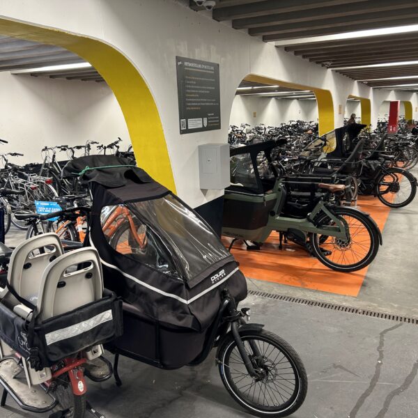 Free lockers and space for cargo bikes in the refurbished Graslei bicycle parking lot