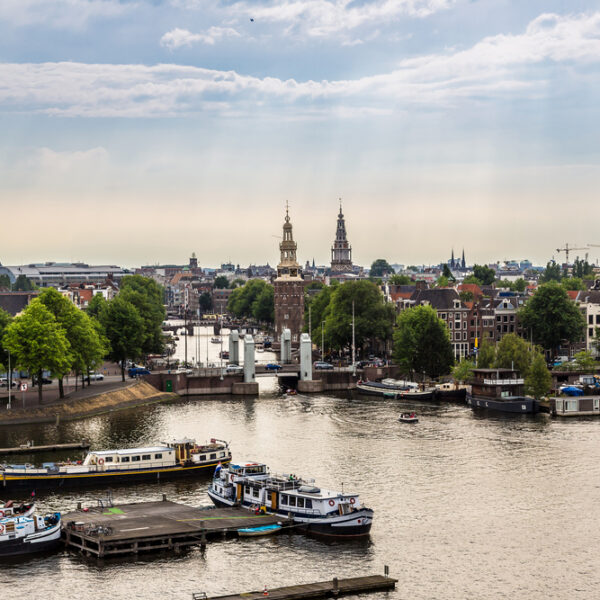Amsterdam gaat tarieven Parkeren en Reizen aanzienlijk…