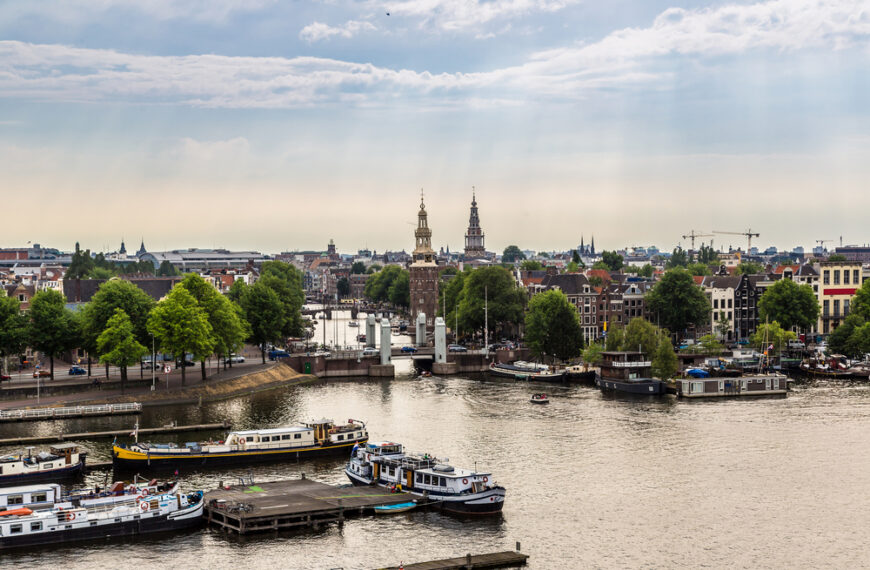 Întreruperea controversată a traficului pe Weesperstraat din Amsterdam a fost ridicată