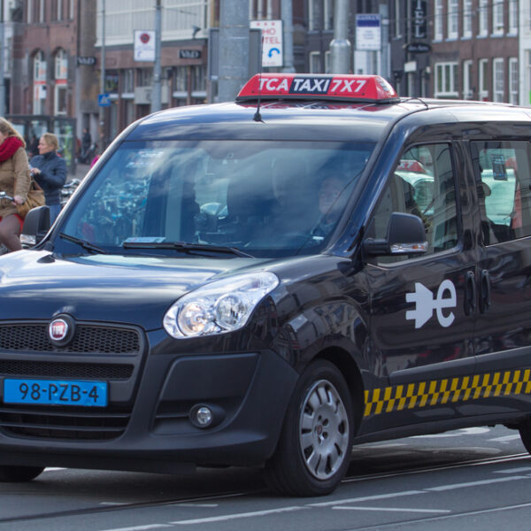 Amsterdamse wethouders omarmen coöperatieve taxiwereld