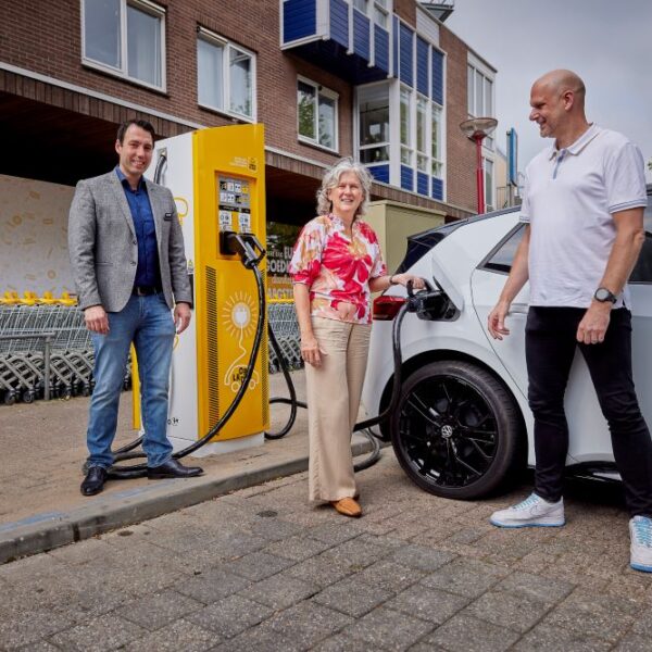 Jumbo en PowerGo nemen eerste laadpalen voor klanten in gebruik in Nieuwegein