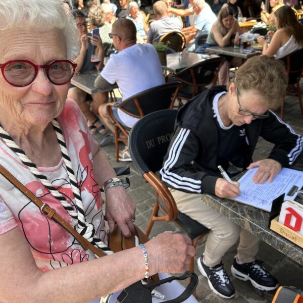 80 år gamle Babousch fra Gent holder stille marsj til krematoriet for retur til bussholdeplassen