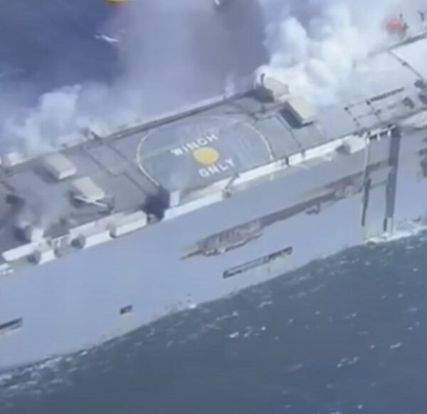 Slepen van brandend vrachtschip Fremantle Highway in volle gang