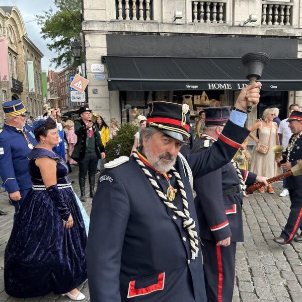 Stormachtige gebeurtenis en politieke onzekerheid luiden de week uit