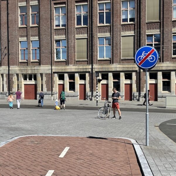 Fietspaden Amsterdam steeds drukker: roep om snelheidslimiet