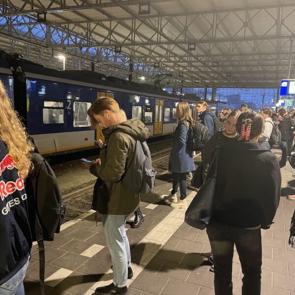 Rookvrij reizen: ProRail en NS versterken rookverbod op stations