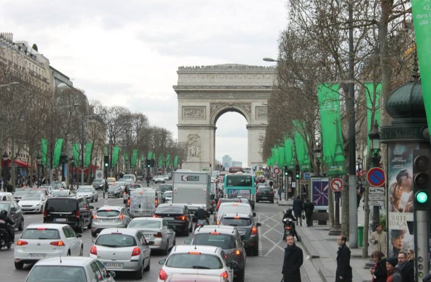 Parijse taxisector veroordeelt een klassiek geval van ‘taxi-bashing’