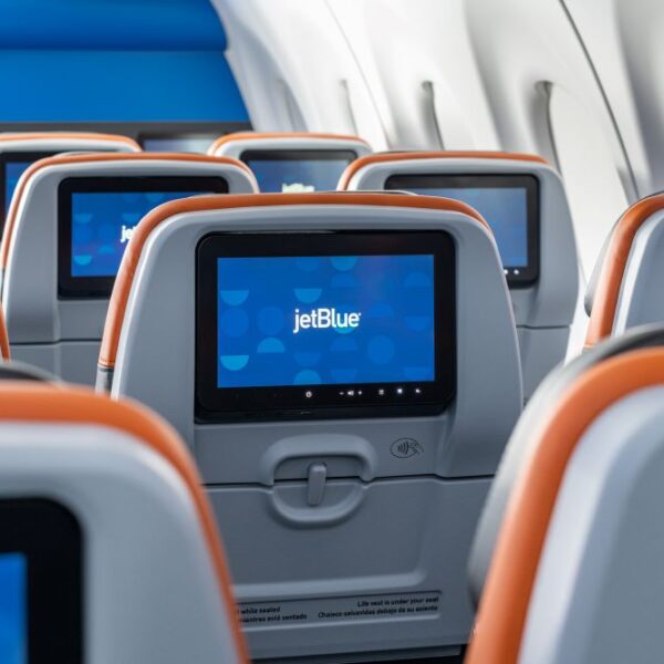 Departamentul american de transport trage un semnal de alarmă acum că JetBlue este în pericol de a fi expulzat din Schiphol